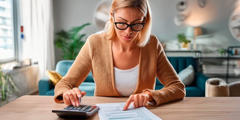 mujer revisando factura gas